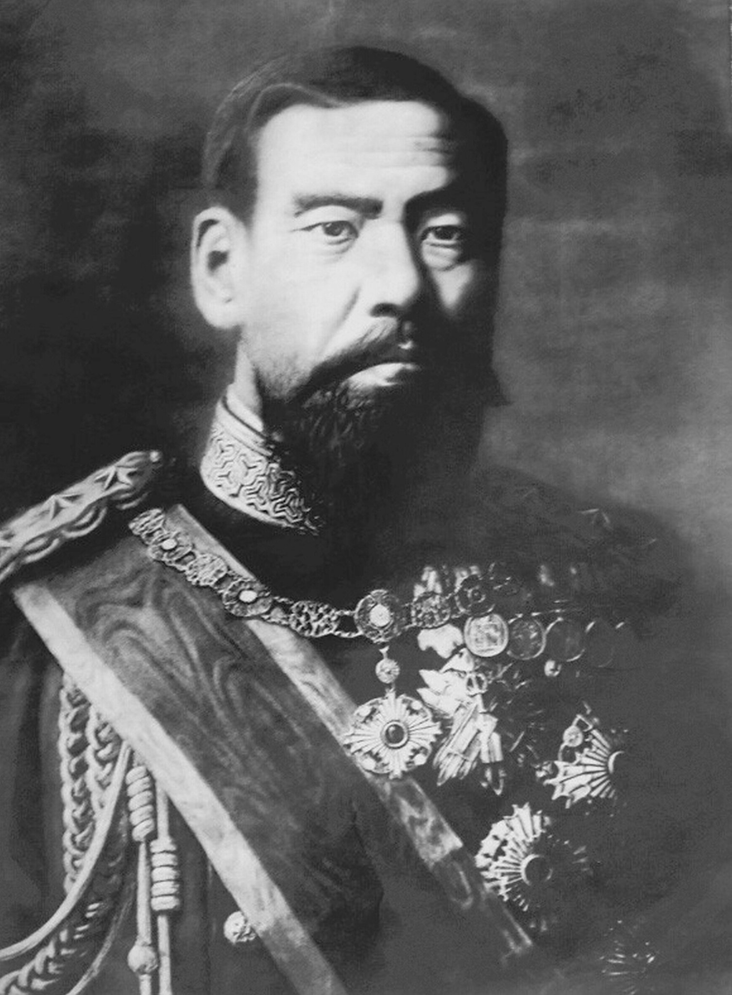 Portrait photograph of Emperor Meiji
