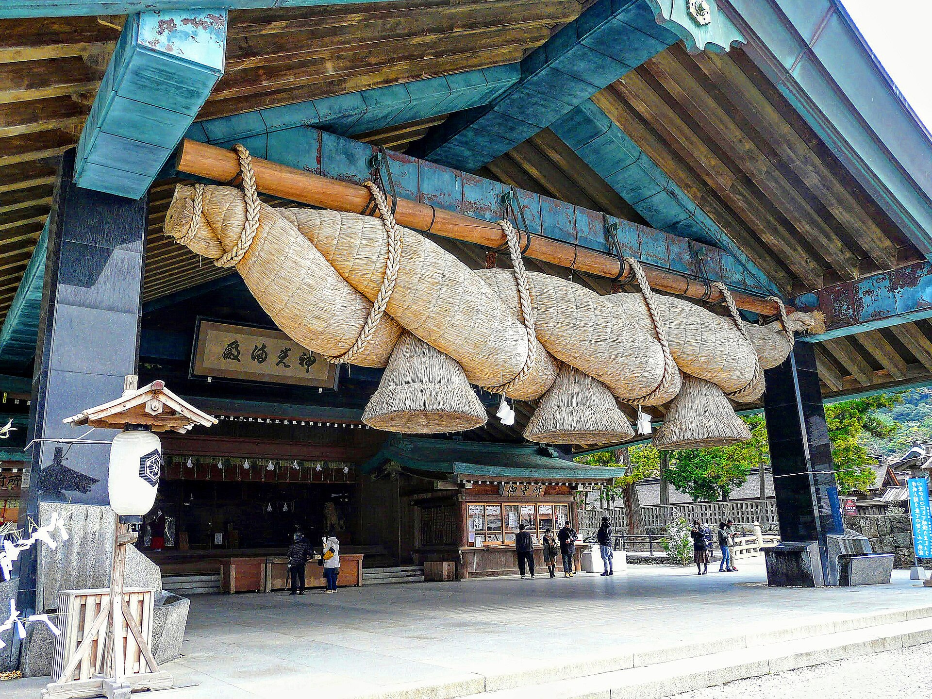The Kagura-den of Izumo Taisha with its giant shimenawa rope