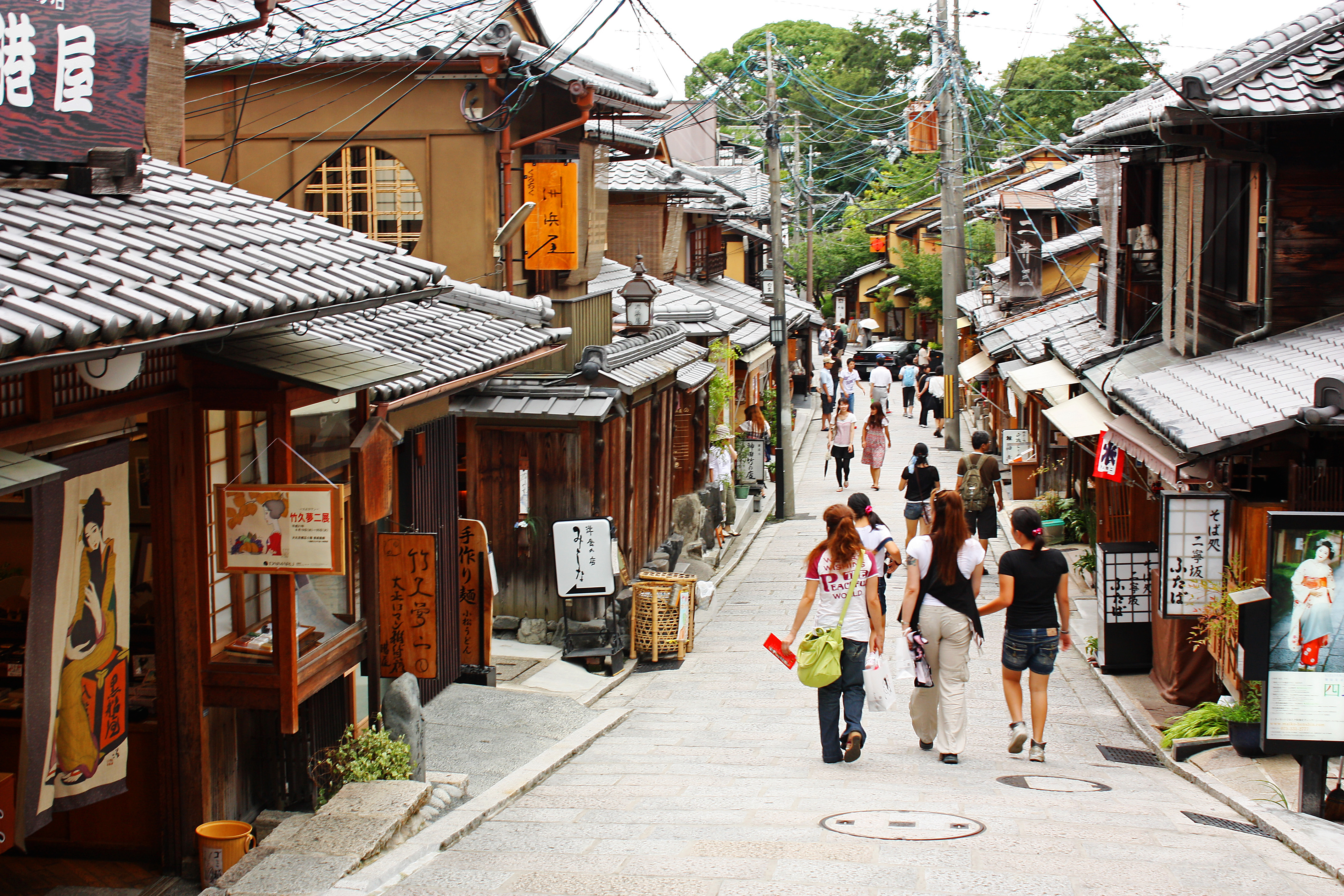 The stone-paved Sannenzaka slope lined with traditional machiya on the approach to Kiyomizu-dera