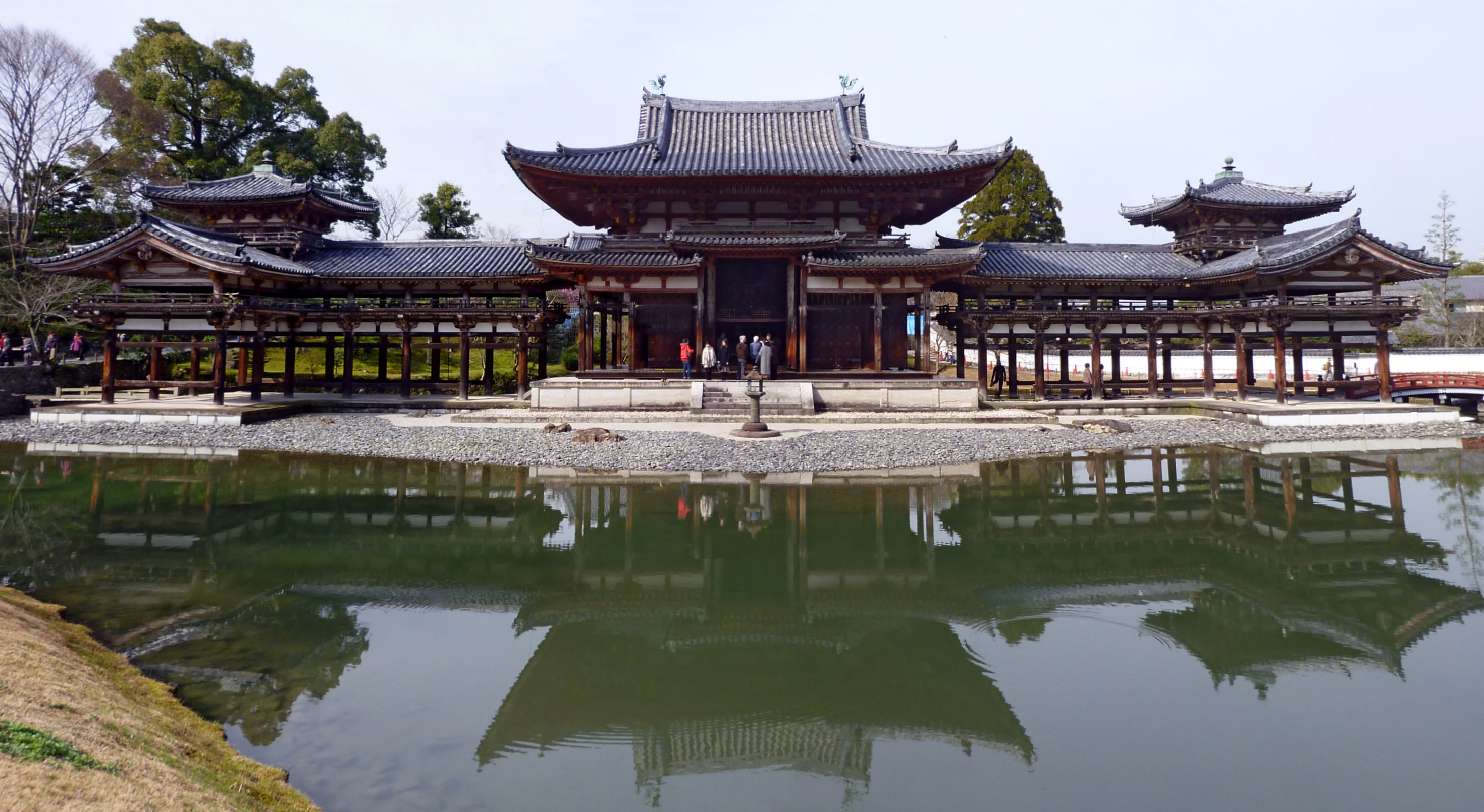 The Phoenix Hall of Byodo-in showing its symmetrical wing corridors