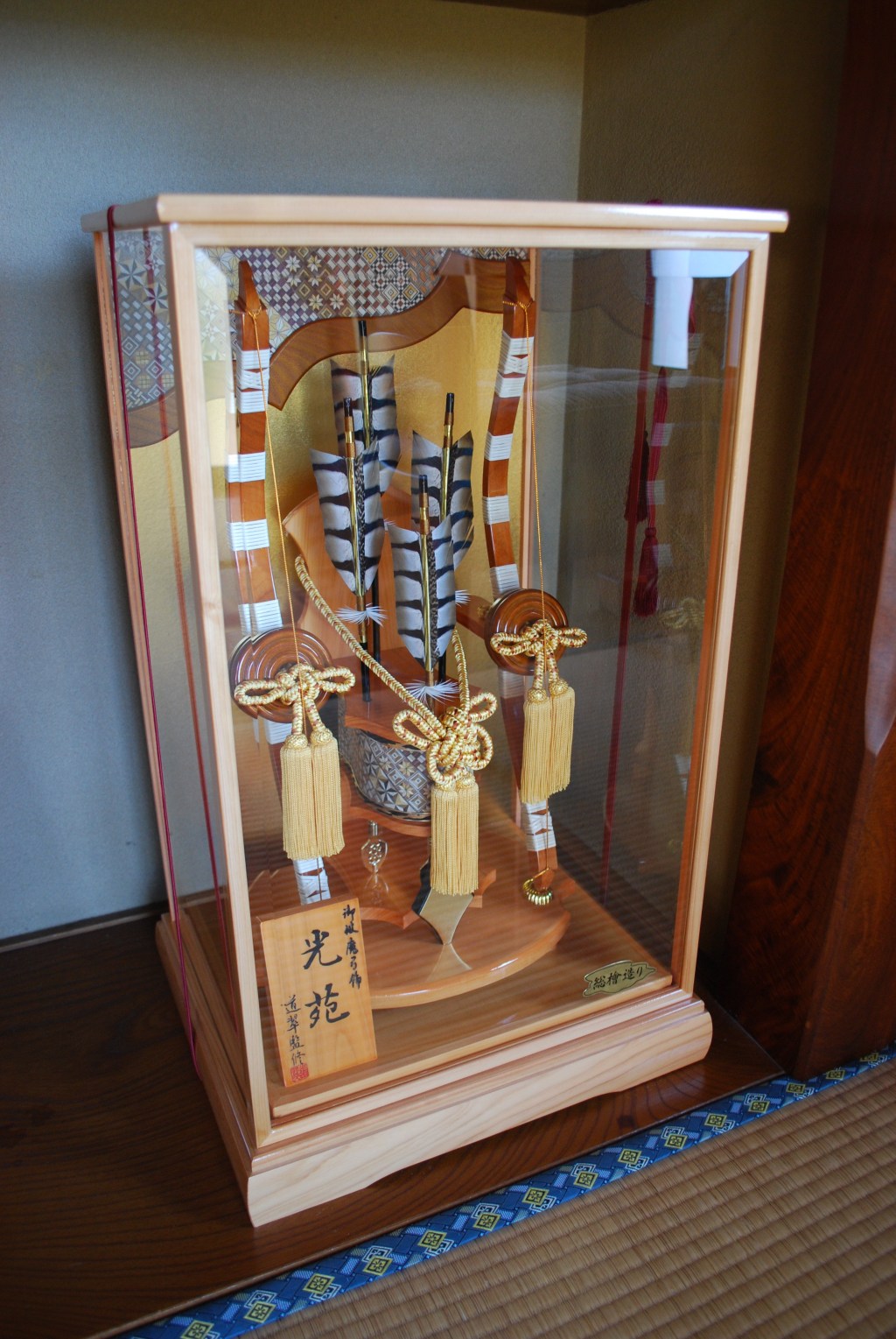 A hamaya demon-breaking arrow and a hamayumi bow displayed as a New Year decoration